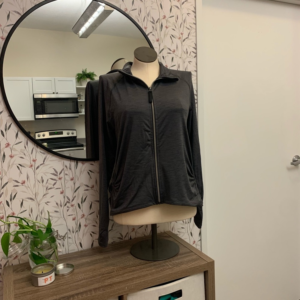 grey workout top
